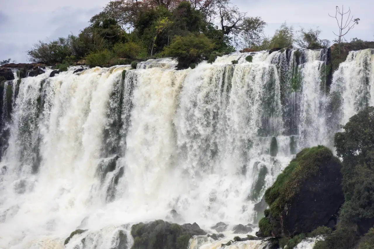 Quedas do Iguaçu vistas de perto, cercadas pela floresta