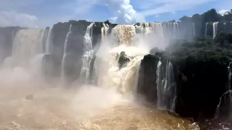 Water flowing through Iguazú Falls