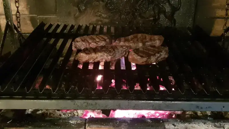 Churrasco — imagem ilustrativa; confirme o cardápio