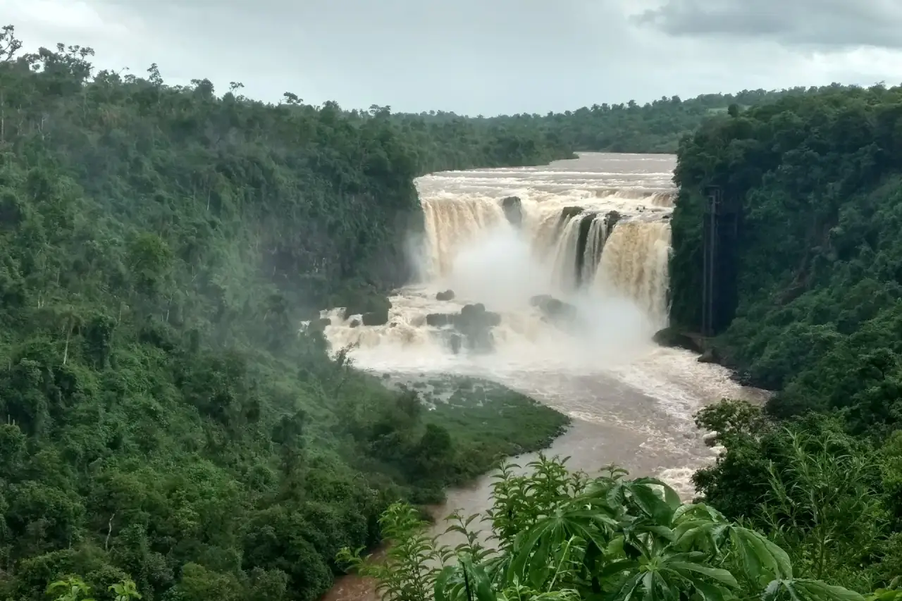 Saltos del Monday cercados de vegetação no Paraguai