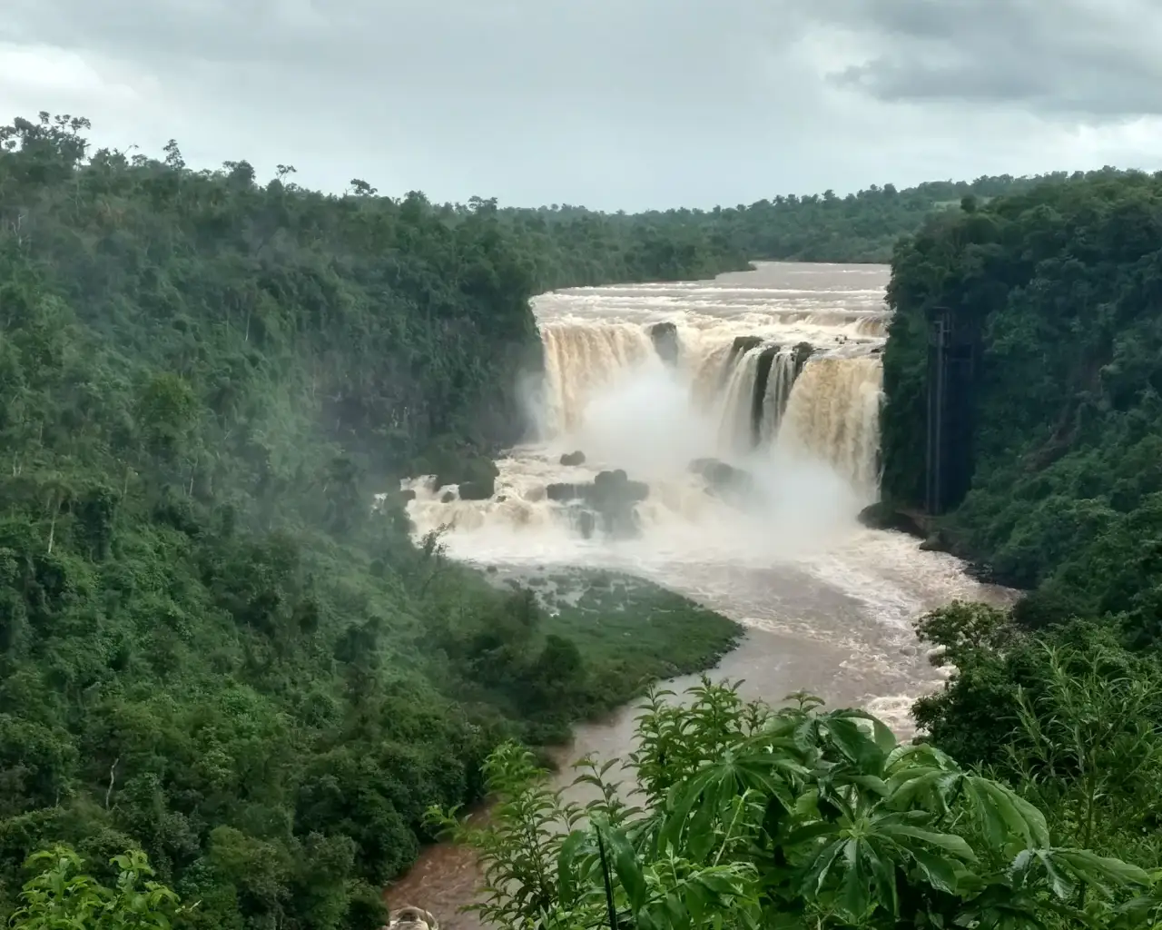 Saltos del Monday cercados de vegetação no Paraguai