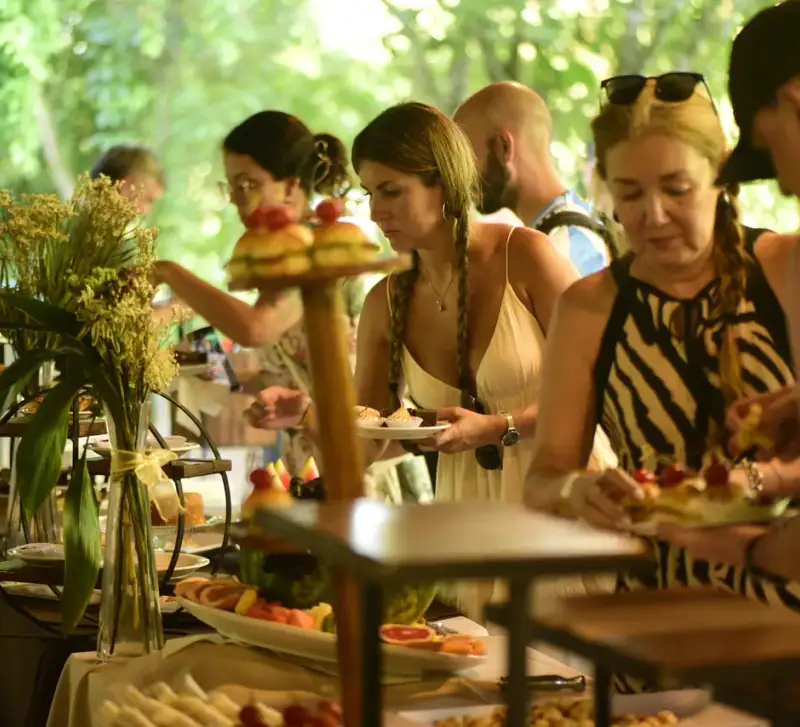 Personas comparten una comida en un restaurante de Iguazú